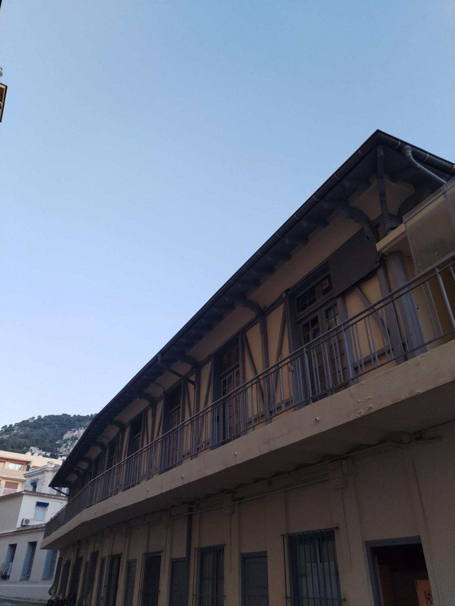 Studette La Fourmi Proche Centre Et *